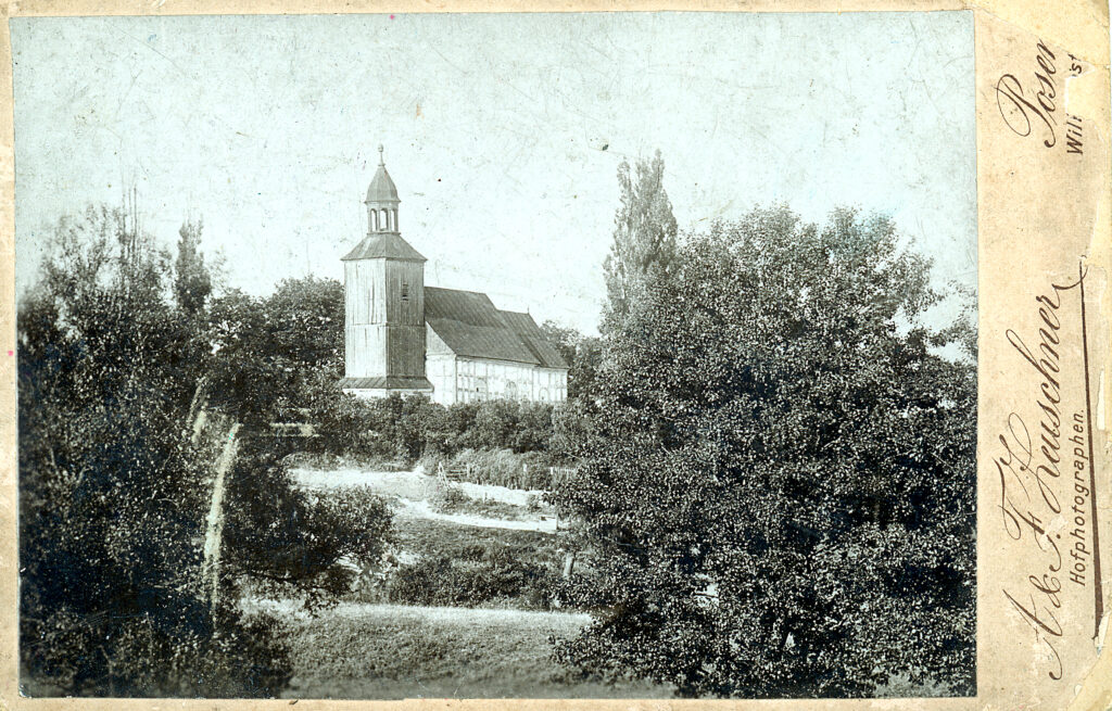Szachulcowy kościół z drewnianą wieżą zbudowany w 1748 r. – poprzednik obecnego, murowanego, w którym wikariuszem i przedostatnim proboszczem był ks. Promiński. Zdjęcie ok. 1900 r. fot. A.&F. Teuschner; ze zbiorów Piotra Ruszkowskiego