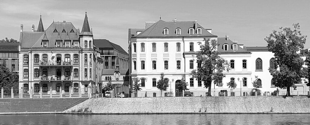 Odzyskany Zakład Opiekuńczo-Leczniczy Zgromadzenia Sióstr Św. Elżbiety (z lewej), wcześniej budynek nowicjatu i z prawej Dom Prowincjalny, dawniej Dom Generalny Zgromadzenia Sióstr św. Elżbiety. W środku widoczny też zabytkowy pomost nad ulicą łączący dawny dom generalny z nowicjackim fot. Archiwum Zgromadzenia Sióstr św. Elżbiety Prowincji Wrocławskiej