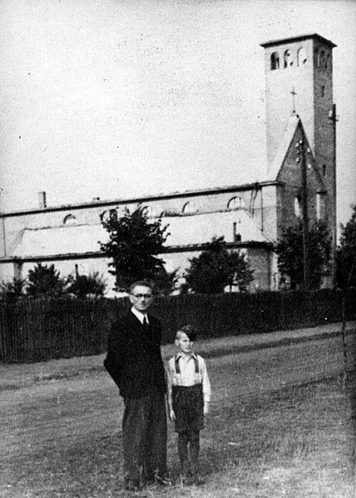 Budowniczy kościoła pw. św. Jana Bosko w Luboniu inż. Franciszek Reszelski z synem Michałem (wiosna 1945 r.) przed spaloną świątynią – bez dachów (widok od strony południowej)