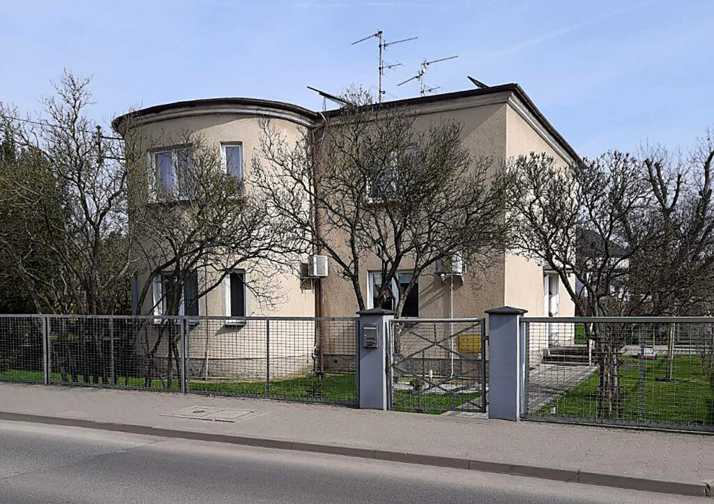 Dom przy ul. ks. S. Streicha 13 w Luboniu o wyróżniającej się architekturze, w którym mieszkali państwo Reszelscy. Wg relacji świadków przed tym domem, za ks. Teodora Nogalę był stawiany jeden z ołtarzy na uroczystość – procesję Bożego Ciała   fot. Roman Haremza